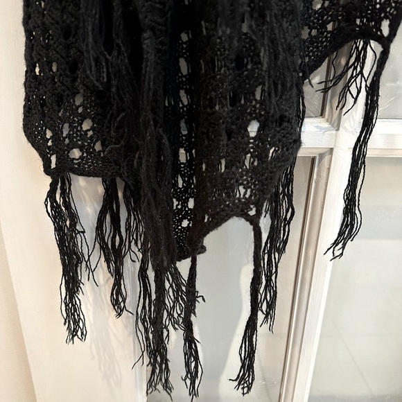 LuLaRoe MiMi Black Knit Shawl Poncho Wrap Fringe Boho Limited Edition One Size - Picture 4 of 8